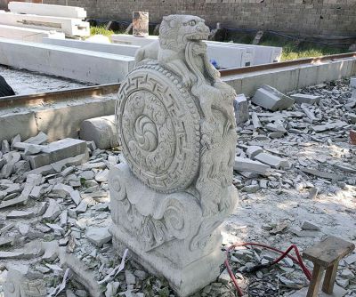 石雕门墩，门口摆放的花岗岩材质抱鼓石