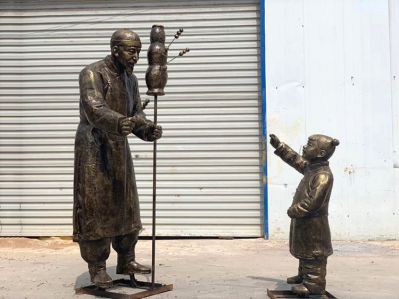 城市画院广场摆放玻璃钢仿铜民俗卖糖葫芦的人物情景博鱼网页版