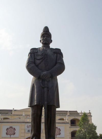 大型户外商场摆放伟人孙中山青铜博鱼网页版