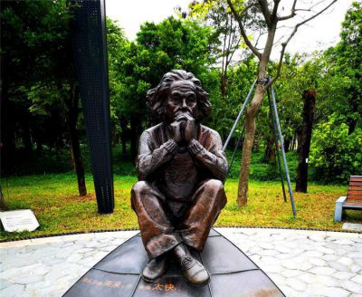 公园坐着思考的玻璃钢仿铜西方名人爱因斯坦博鱼网页版
