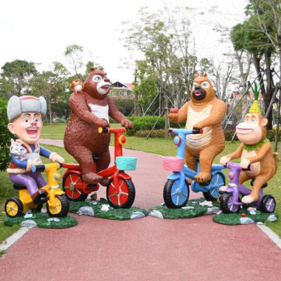 景区广场骑自行车的熊出没卡通人物玻璃钢博鱼网页版