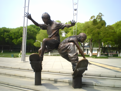 城市广场景观玻璃钢仿铜景观玩滑板的人物博鱼网页版