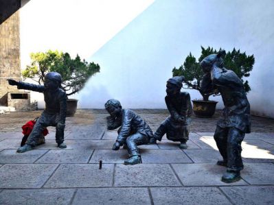 景观户外玻璃钢仿铜放鞭炮的儿童组合小品博鱼网页版