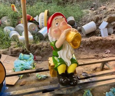 店铺美陈装饰品摆件玻璃钢吹螺号的小矮人博鱼网页版