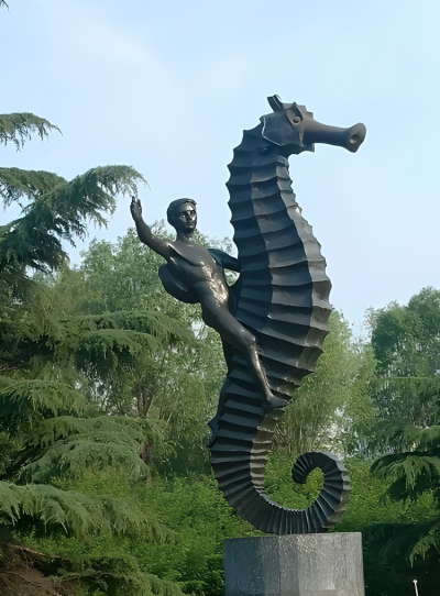 城市景观创意玻璃钢仿铜骑在海马背上的人物景观博鱼网页版