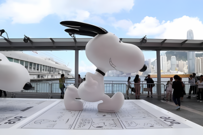 商业街创意摆件玻璃钢卡通动物奔跑的Snoopy博鱼网页版