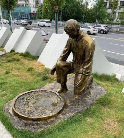 公园摆件玻璃钢晒青的人物景观摆件