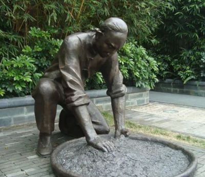 广场铜雕茶文化晒青的人物博鱼网页版