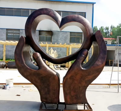 手捧爱心的锻铜铜雕