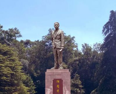 陈乔年铸铜雕像