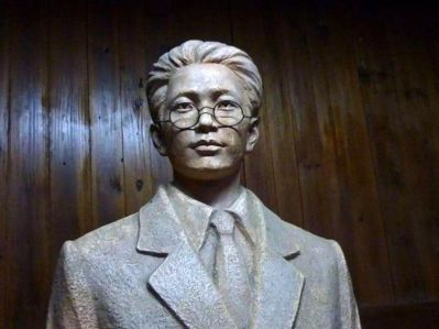 中国近代名人瞿秋白铜雕像