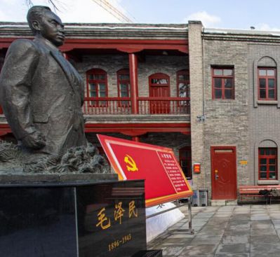 毛泽民铸铜名人像