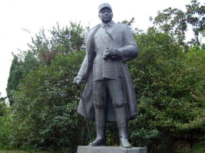 叶挺将军全身像