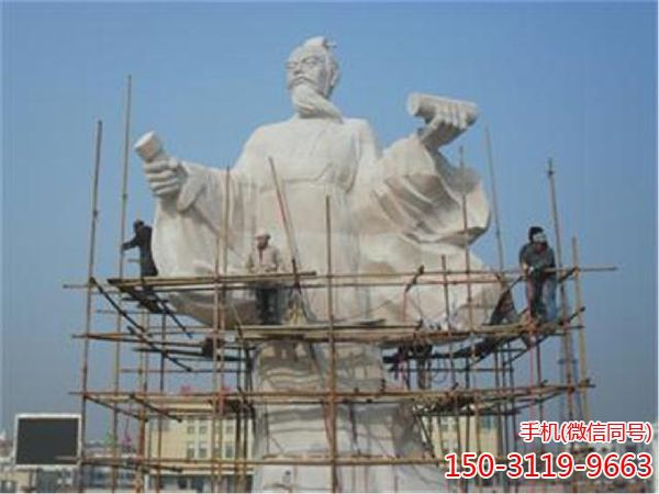 施工中的东方朔雕像